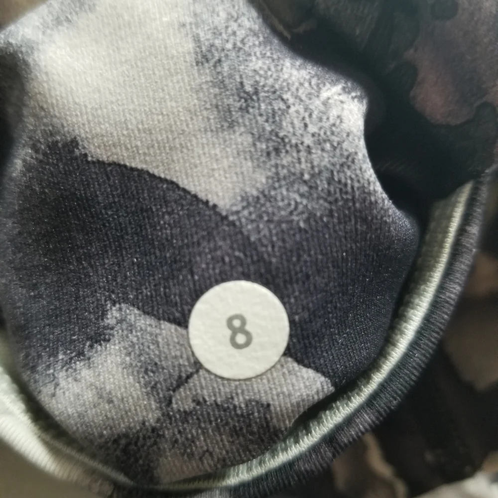 Lululemon Sz 8 Leggings High Rise Back Leg Stitch Gray Floral